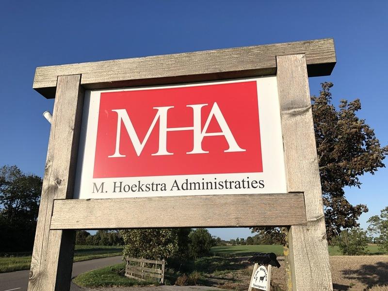 Bord bij kantoor M. Hoekstra Administraties in Minnertsga