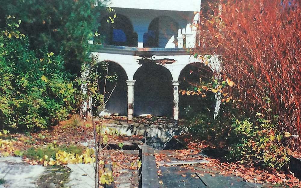 arches by former reflecting pool