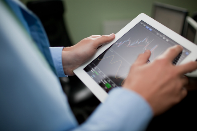 5 corretoras para investir em ações e no tesouro direto